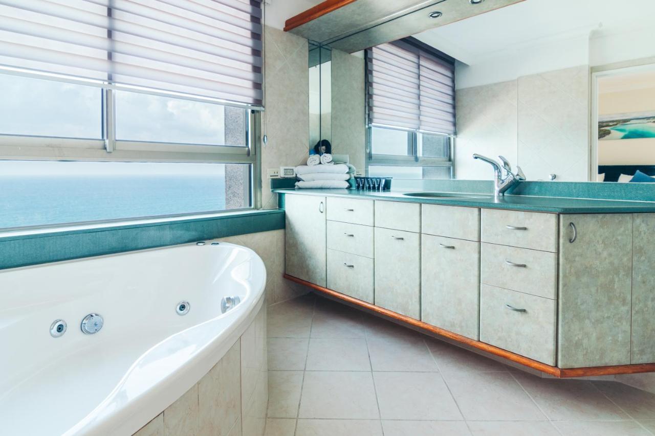 Almog Beach Apt Hotel מלון דירות אלמוג ביץ' Хайфа Екстериор снимка