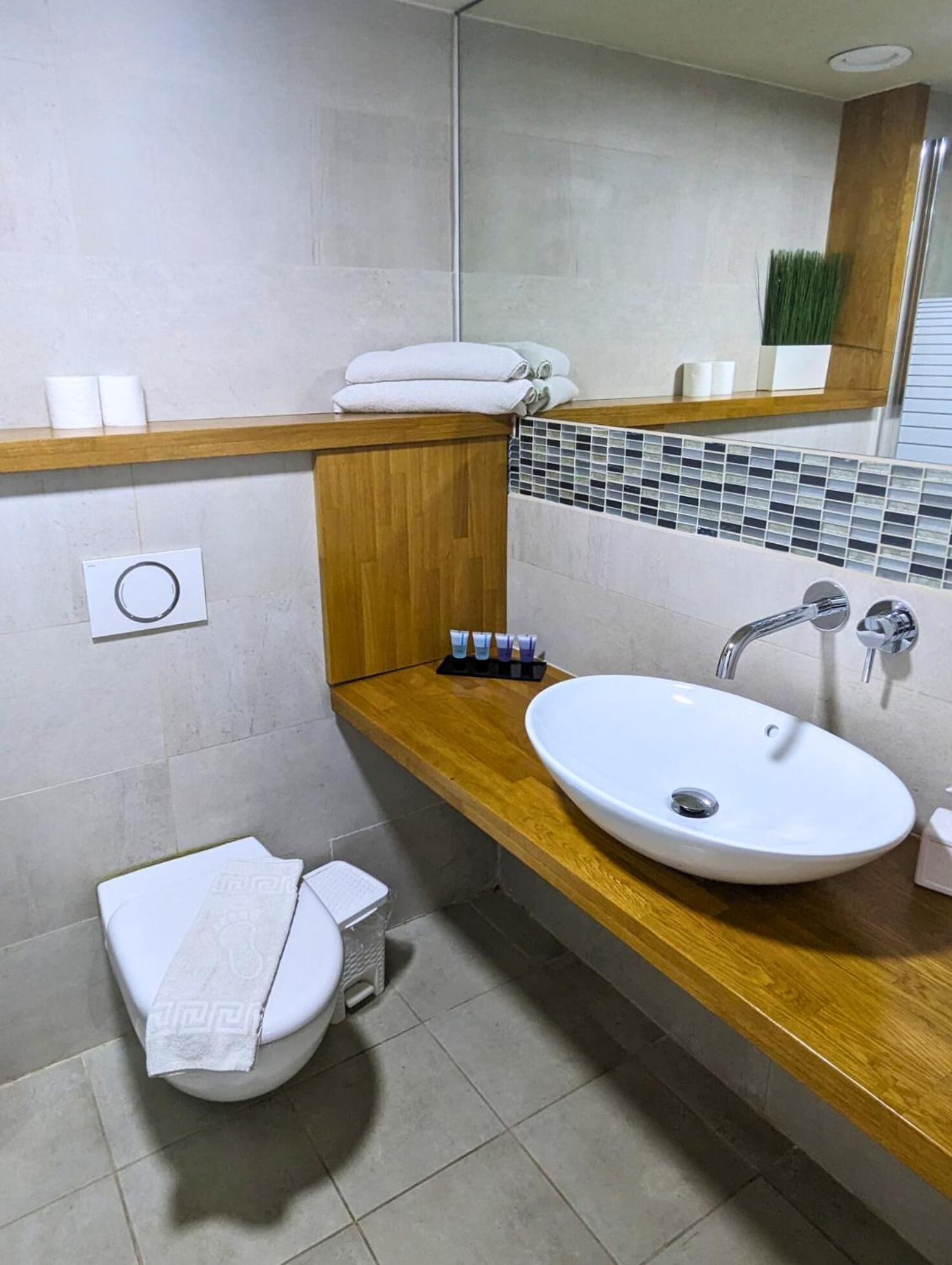 Almog Beach Apt Hotel מלון דירות אלמוג ביץ' Хайфа Екстериор снимка