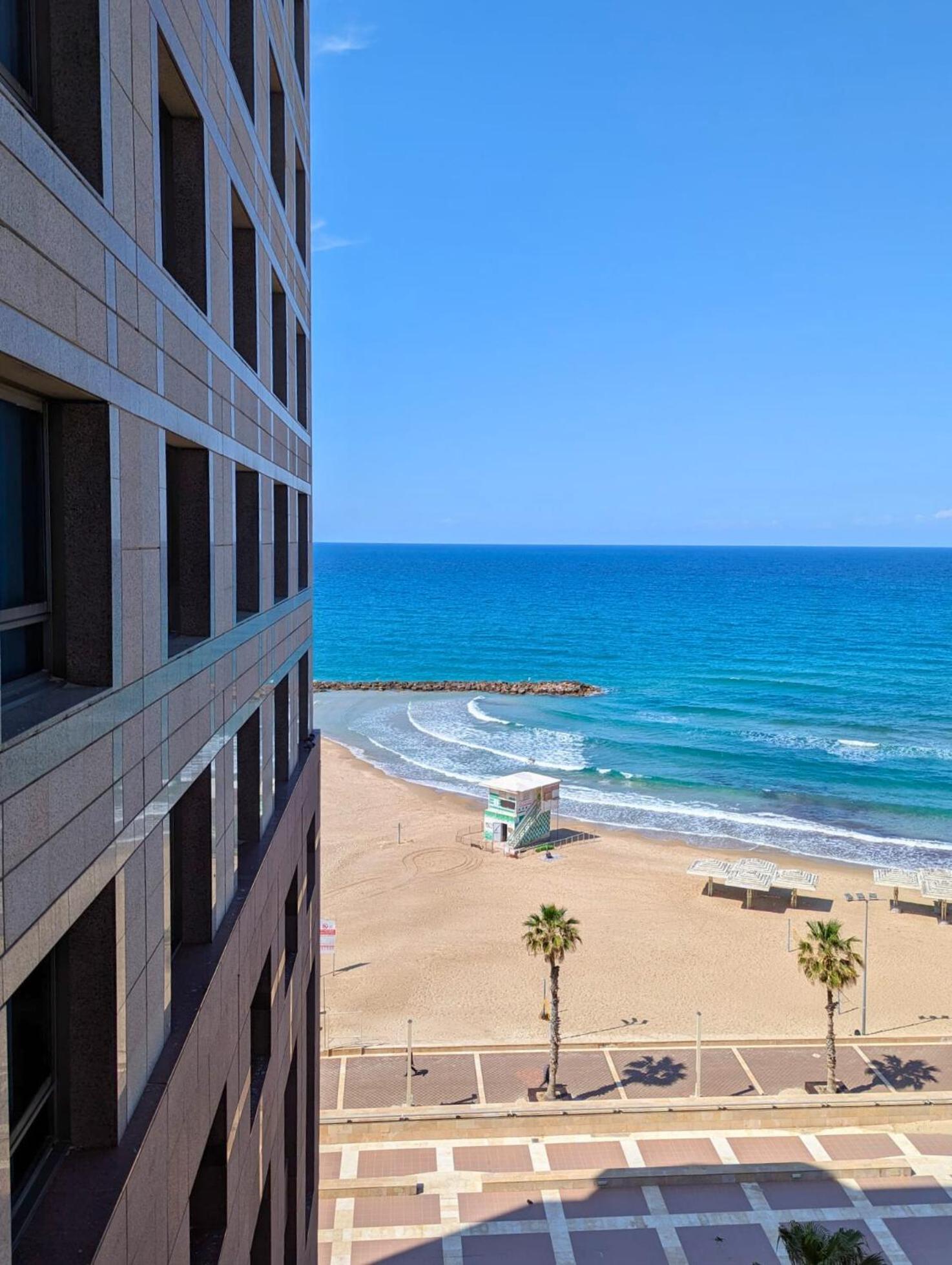Almog Beach Apt Hotel מלון דירות אלמוג ביץ' Хайфа Екстериор снимка
