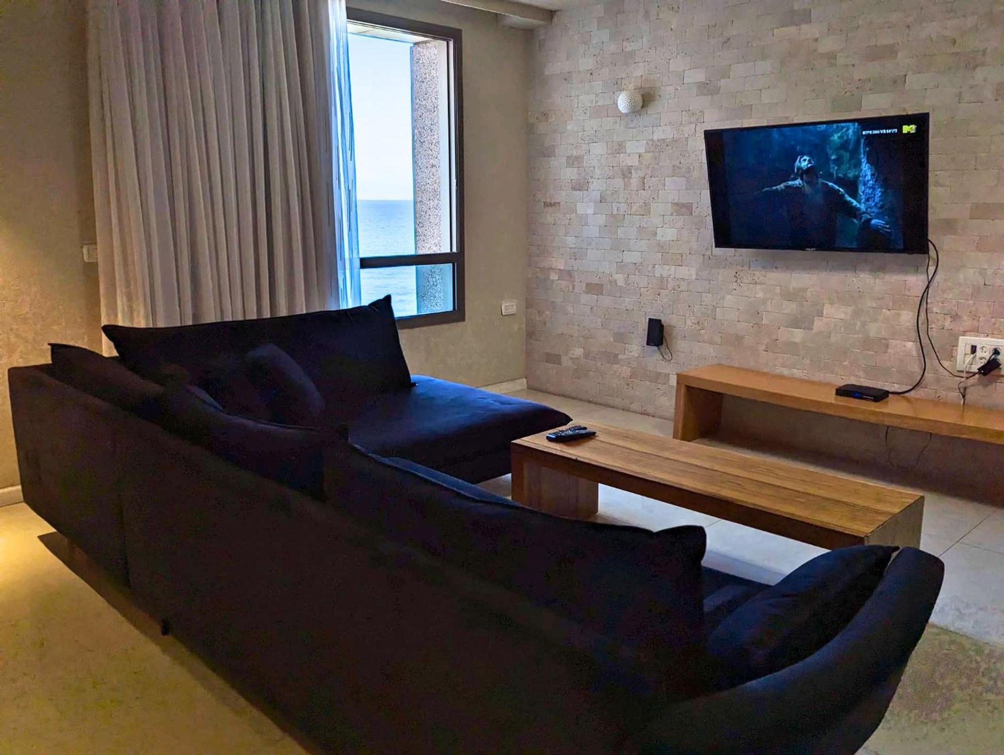 Almog Beach Apt Hotel מלון דירות אלמוג ביץ' Хайфа Екстериор снимка