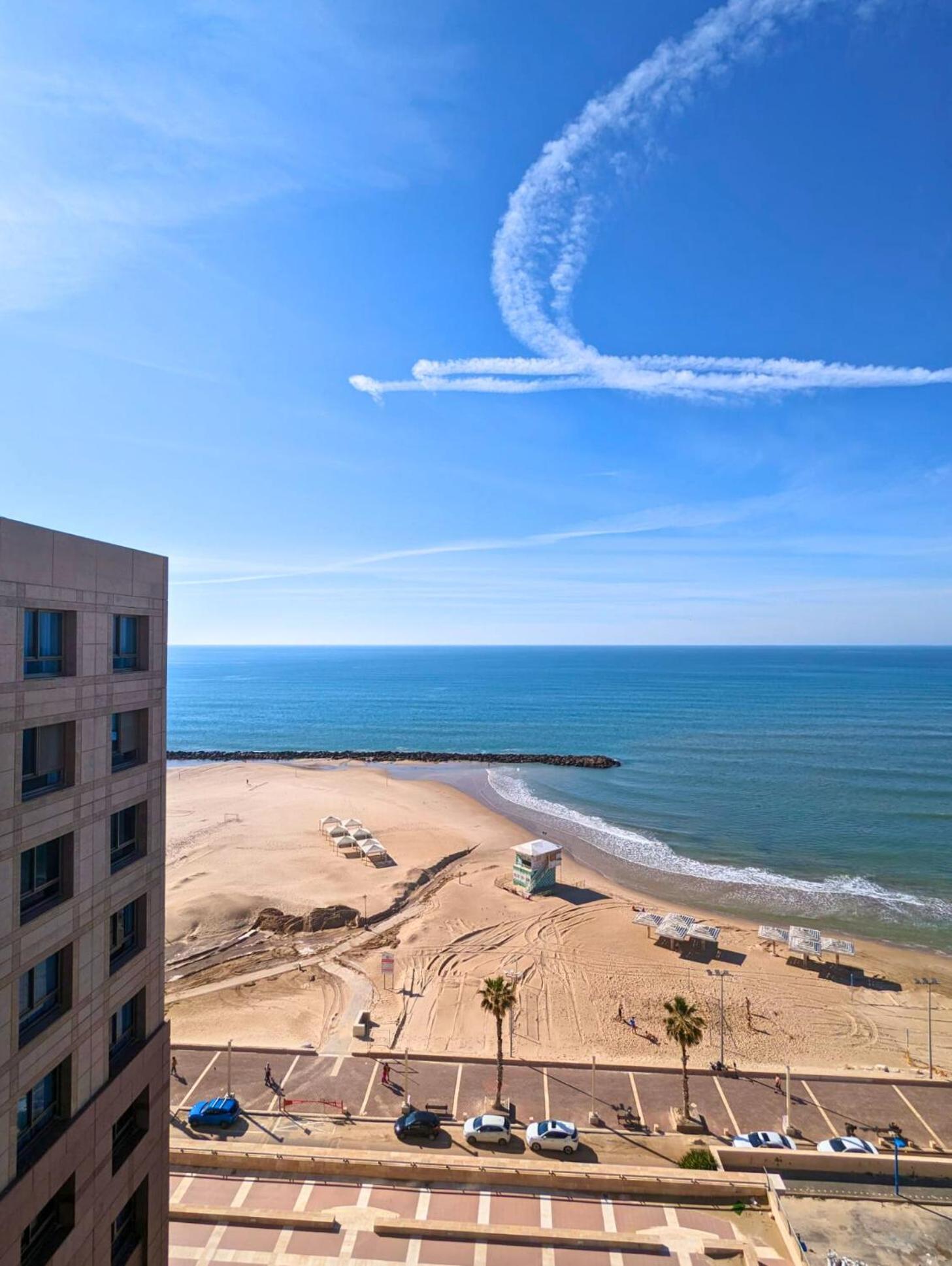 Almog Beach Apt Hotel מלון דירות אלמוג ביץ' Хайфа Екстериор снимка